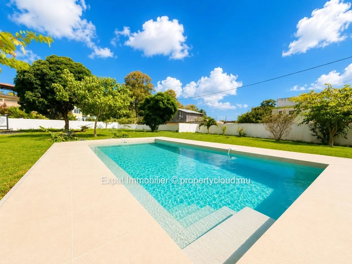 Magnifique villa 3 chambres avec grand jardin et piscine à louer à La Gaulette