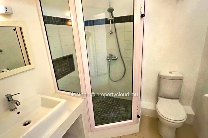 Semi-detached 3-bed house in a popular residence with huge garden