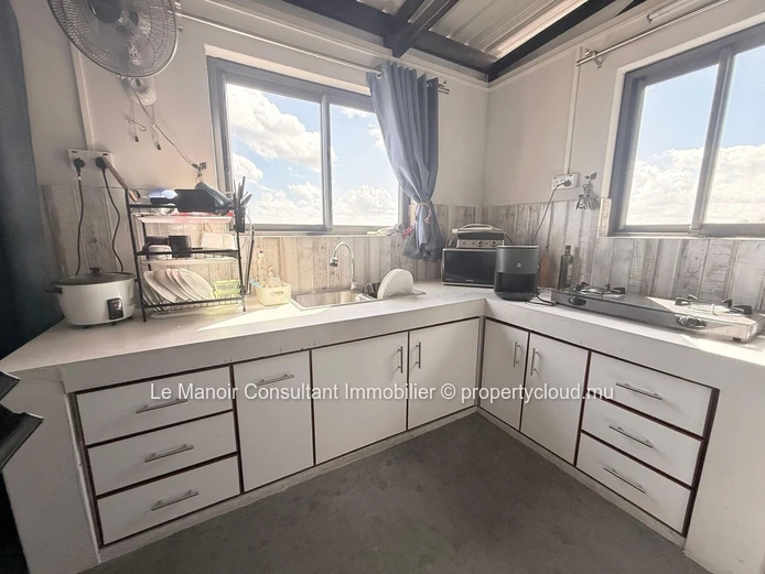 Maison individuelle de 2 étages avec toit-terrasse aménagé et vue mer- vendue entièrement meublée
