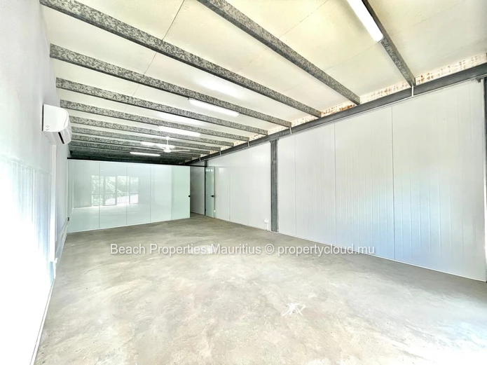 Bright 75m² Commercial Unit in Black River