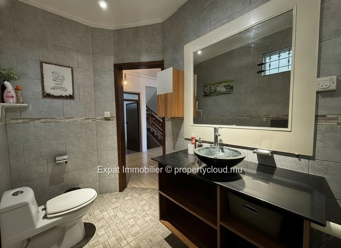 Villa 3 Chambres Avec Piscine, Garage Et Beaux Volumes – Péreybère