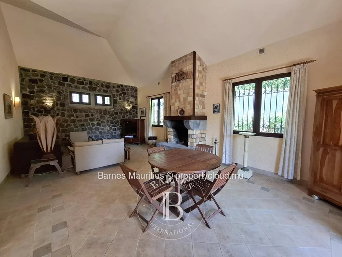 FLOREAL - Maison spacieuse et polyvalente - 440m²