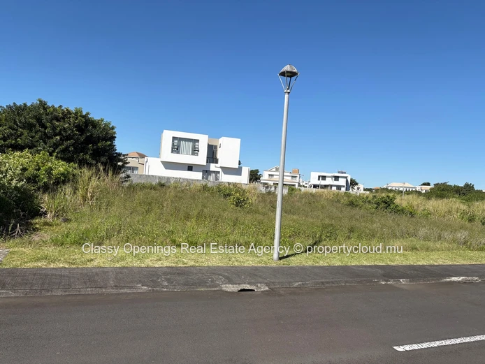Sunny 576m² Roadside Plot in Highlands - Near Shops & School