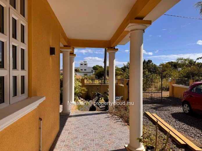 Villa contemporaine en duplex de 4 chambres dans un quartier calme.