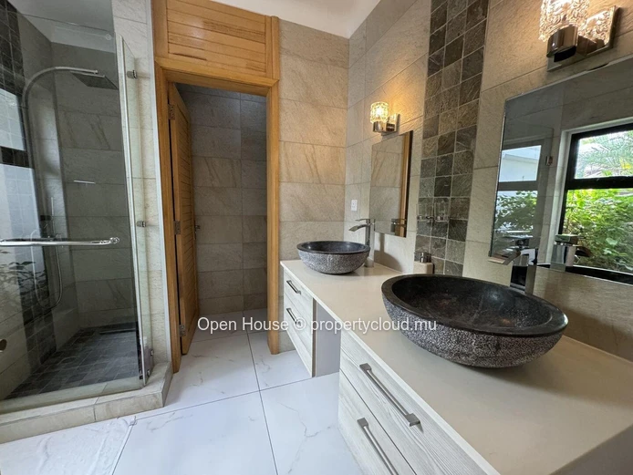 VILLA RES à vendre, Grand Baie, 350m², 4 chambres, bureau, piscine privée, 900m² de terrain, accessible aux étrangers...