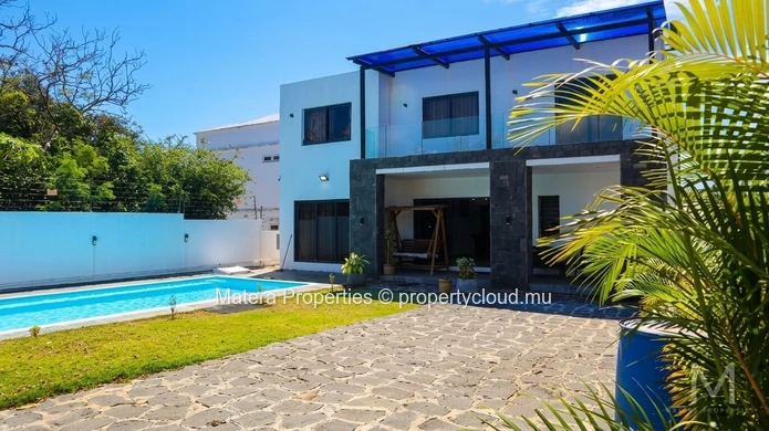 4-bedroom family home just steps from the sea with high rental potential