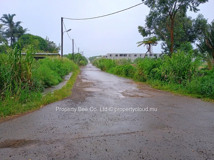 Development land: 85% of a residential arpent with 2 old buildings