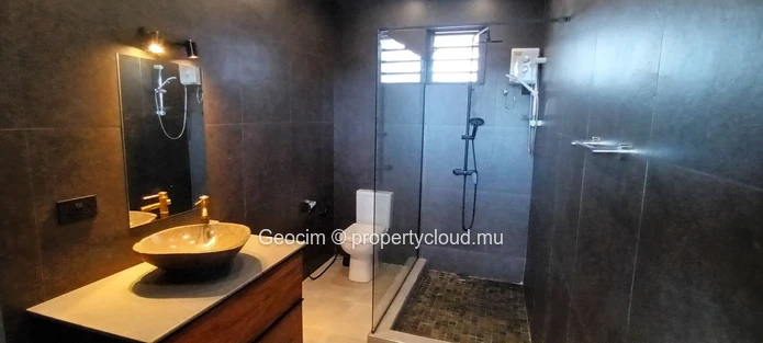 Flic en Flac Dans Morcellement fermé, Maison neuve meublée de 3 càc 3 sdb + studio independant sur 132 toises terrain... (Mandat exclusif)