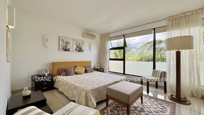 4-bedroom penthouse for sale in La Preneuse, walking distance to the beach with panoramic terrace and mountain views