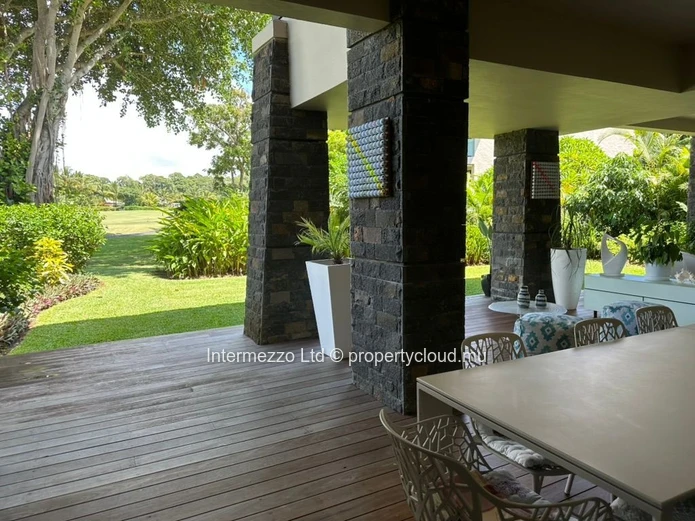 Appartement IRS Anahita à vendre – 2 chambres, jardin privatif 450 m² sur le golf –  Île Maurice