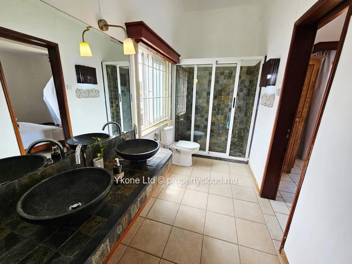 Maison Pied Dans L'eau En Vente À Baie Du Tombeau