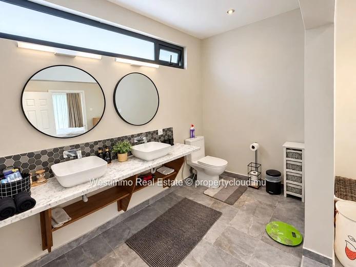 Maison moderne 4 chambres à Quatre Bornes, proche métro
