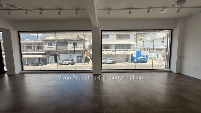 Exclusivité sur route principale au cœur de Port-Louis - Local commercial de 275 m² à louer au premier étage (Mandat exclusif)
