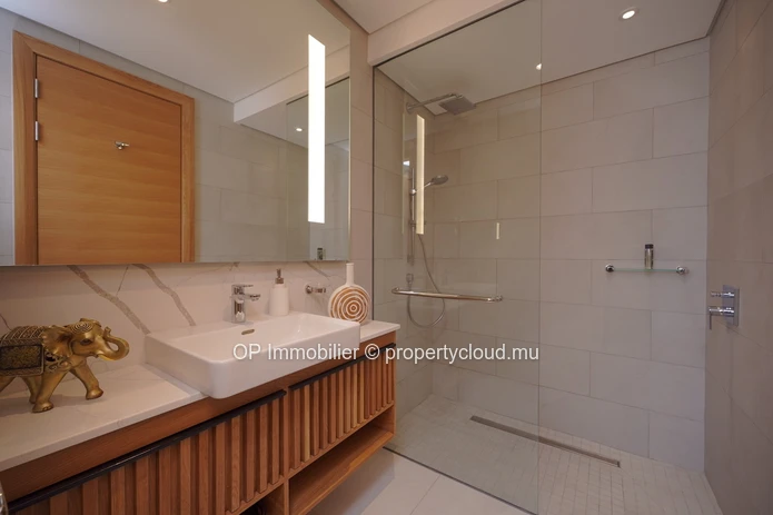 Appartement SCS à vendre, situé à Grand Baie, 225m², 3 chambres, piscine commune, meublé, climatisé, parking. Proche ...