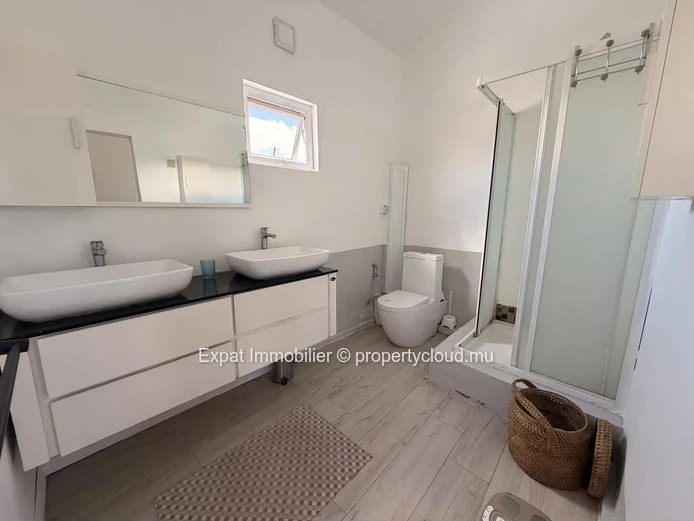 À louer – Triplex 3 chambres dans résidence sécurisée avec piscine à Grand Baie