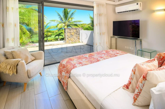 4-bedroom villa facing the azure