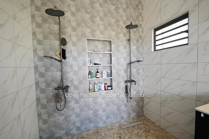 PDS villa for sale in Grand Baie, 214m² living space, 527m² land, 3 bedrooms, private pool, luxurious interior and ex...