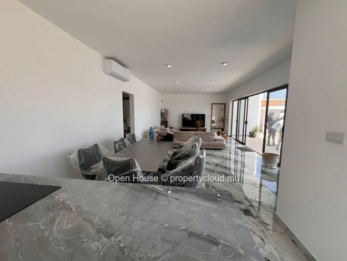 Furnished villa for sale in Grand Baie, 128m², land 400m², 3 bedrooms, private pool, parking, garden.