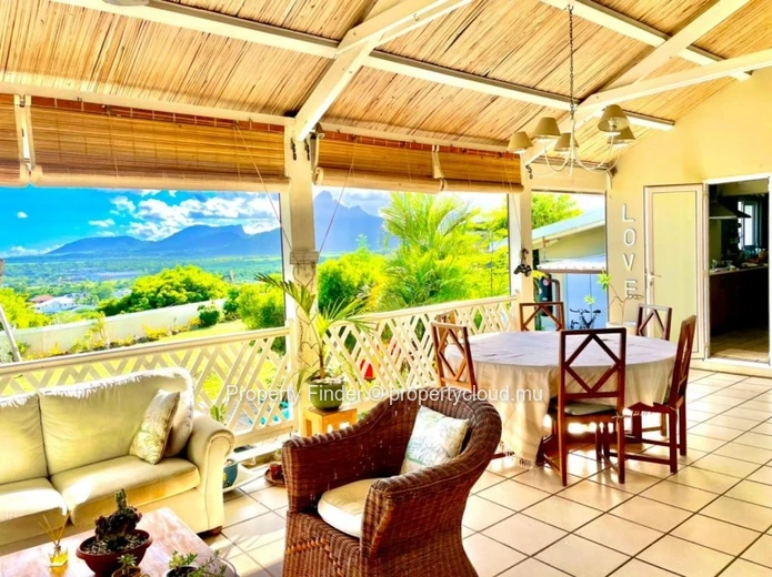 Villa 4 Chambres — À Vendre — Tamarin