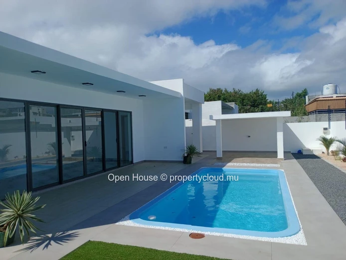 Furnished villa for sale in Grand Baie, 128m², land 400m², 3 bedrooms, private pool, parking, garden.