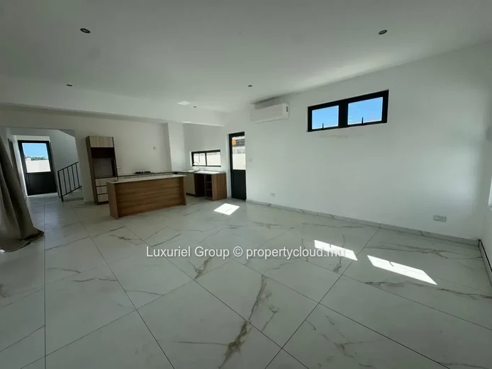 New Build Villa in Péreybère with En-Suite Bedrooms 