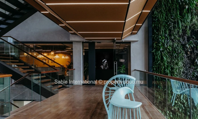 Bureau à vendre à Grand Baie, 1400m², 2 bureaux, parking sécurisé, proche commodités.