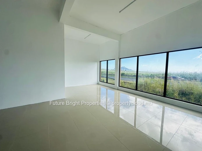 Prime Commercial Space for Rent! Perfect for Showroom & Display Shop 