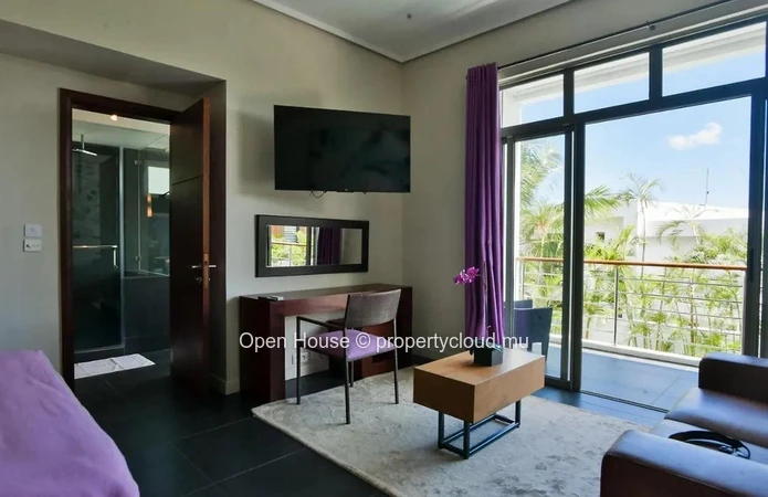 Contemporary villa facing the sea, with beach access, 3 ensuite bedrooms, swimming pool, and gym.
