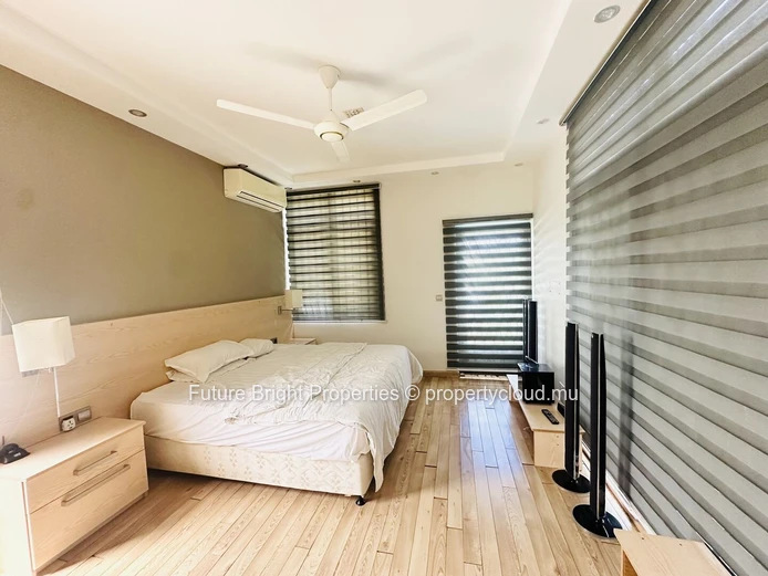 À vendre : Une œuvre contemporaine avec un terrain expansif et un cadre de vie de luxe.