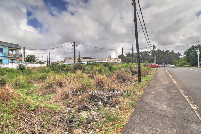 Terrain commercial de 1,658 m² idéalement placé