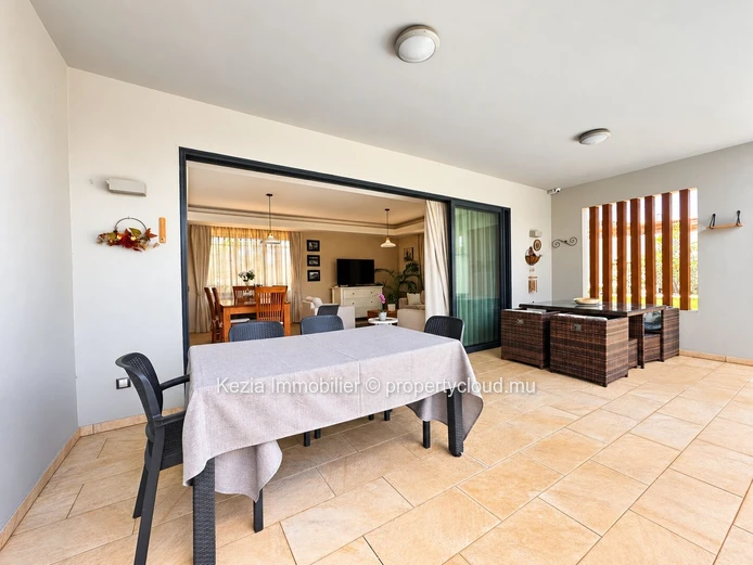A Warm Villa Opening Onto A Beautiful Garden