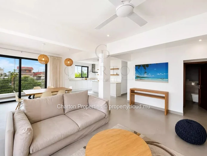 Two-bedroom apartment with shared pool near Peyrebère beaches