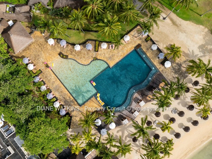 Contemporary Luxury Villa for Sale in Prestigious Golf Estate