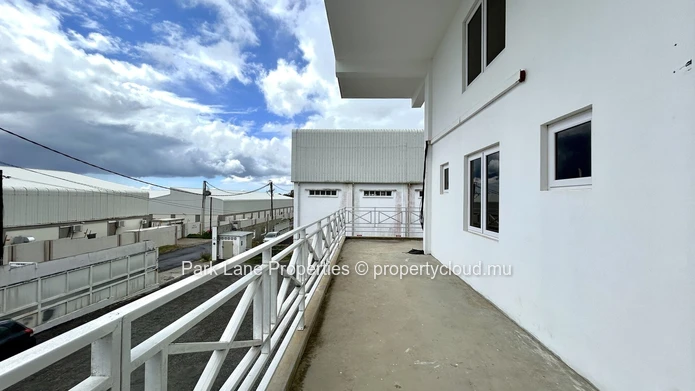 Bâtiment industriel de premier choix à vendre : bureaux, espace d'entrepôt, emplacement idéal