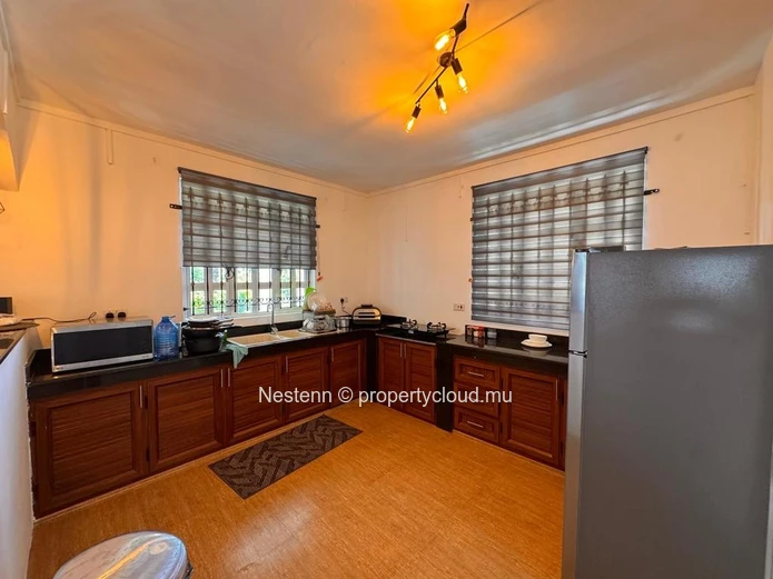 Villa contemporaine en duplex de 4 chambres dans un quartier calme.