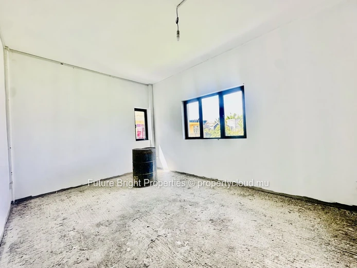 APPARTEMENT INACHEVÉ À VENDRE AU PREMIER ÉTAGE – 191 m² DE POTENTIEL À QUATRE BORNES