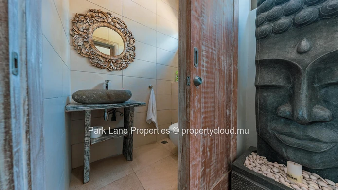 Élégante Villa de Style Balinais avec 3 Chambres, Piscine et Kiosque