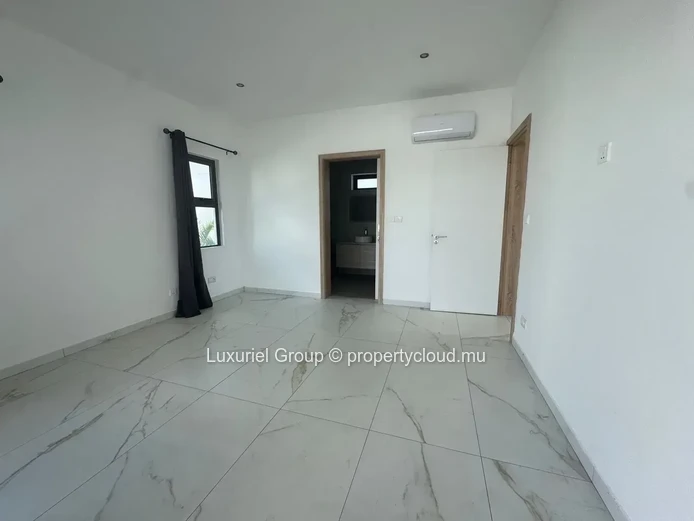 New Build Villa in Péreybère with En-Suite Bedrooms 