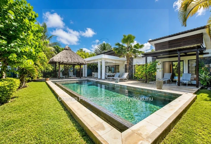 3 bedroom villa with private pool in a privileged residential environment