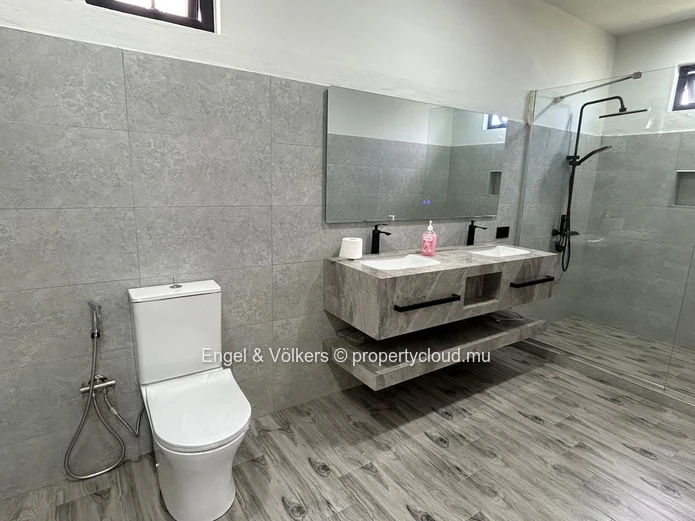Modern 4-Bedroom House for Rent in Cap Malheureux – Private Pool & Rooftop Terrace