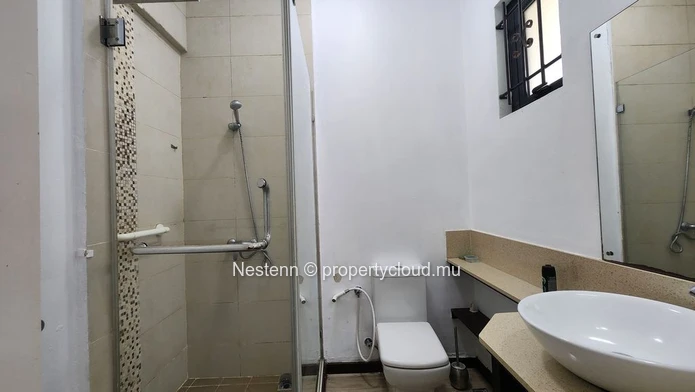 Appartement contemporain de 3 chambres à Rose Hill, climatisation, ascenseur privé et à proximité des commodités. Un ...