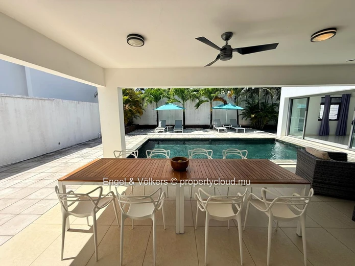 4 Bedroom Villa with Private Pool For Rent at Pereybere