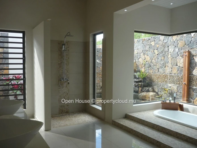 Villa de grand standing d'architecte, 5 chambres, 2 Masters, 4 SDB, piscine 20m, double garage.