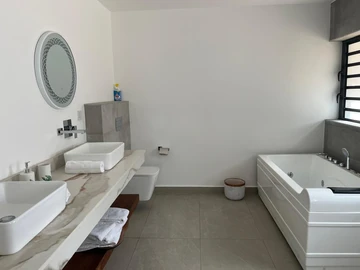 5 Bedroom Villa