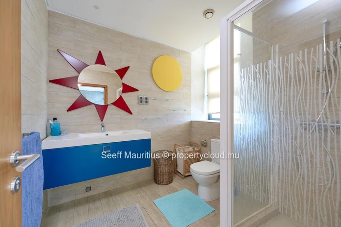 L'élégance moderne rencontre le confort dans un penthouse de designer