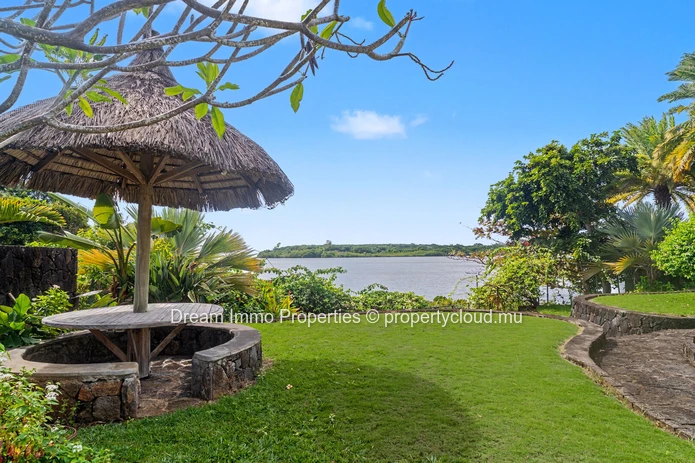 Exclusive 4-bedroom beachfront villa with private pool & ocean view in Poste de Flacq – Mauritius