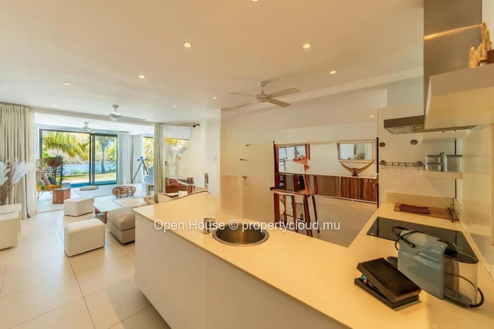Appartement pieds dans l'eau à louer à Rivière Noire, Tamarin, 4 chambres, piscine privée, meublé.