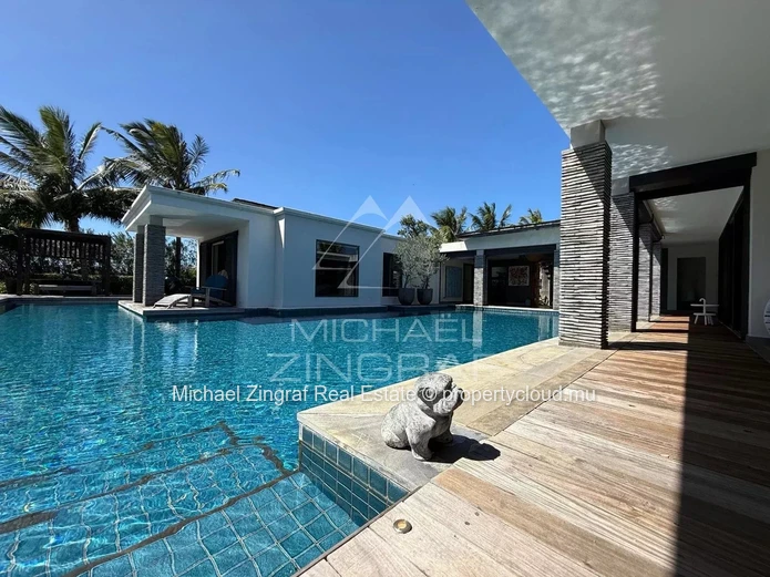 Exceptional seafront Villa on a Barachois in Calodyne