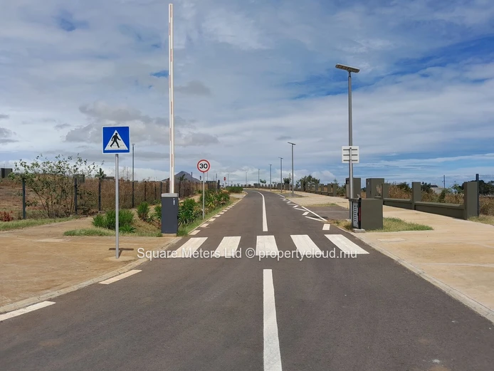 Un terrain, deux logements : Terrain prêt pour duplex au cœur de la Smart City (Mandat exclusif)