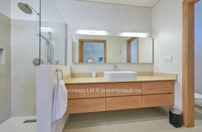 Villa 4 chambres en suite avec studio indépendant à vendre – Domaine de Mahé, Grand Baie – Jardin tropical & sécurité €